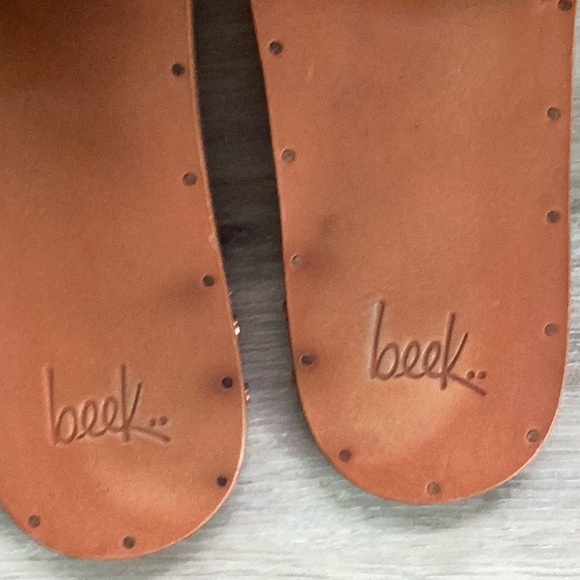 Beek Mockingbird slide.  EUC. Gold hammered detail on brown leather. - Picture 2 of 3